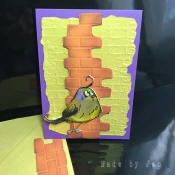 carte fait main l'oiseau sur le mur de briques